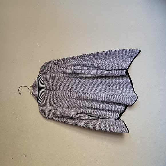 sweater white and black functional buttons missing tag - Picture 8 of 15